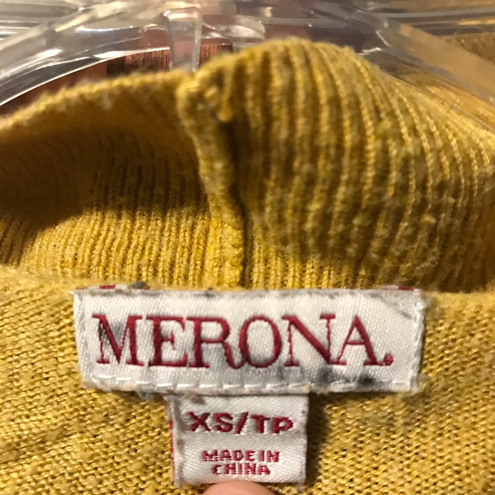 Yellow sweater Xs